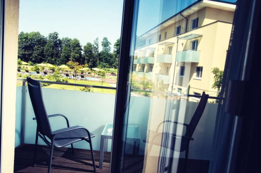 Doppelzimmer Pool-Blick - Balkon mit Blick zum Pool und den grünen Garten