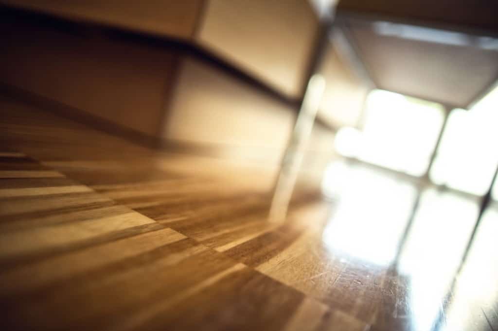 Gemütliches Hotelzimmer mit Natur-Holzboden, viel Tageslicht und entspannter Atmosphäre.