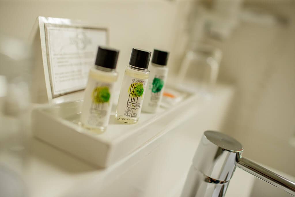 Pflegeprodukte im Badezimmer des Hotel Toscanina, ideal für Ihren Aufenthalt.