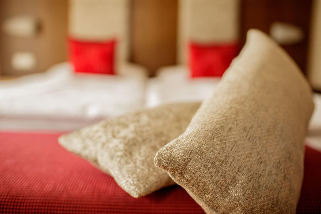 Gemütliche Hotelzimmer mit Kissen, komfortable Unterkunft in der Nähe von Toscanina.
