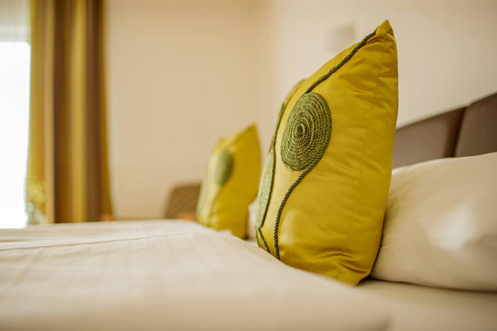 Gemütliches Hotelzimmer mit Kissen und Bett, ideal zum Wohlfühlen in der Unterkunft.