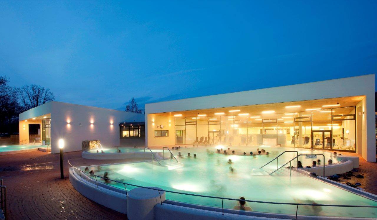 Modernes Thermalbad nahe dem Hotel Toscanina mit entspannender Atmosphäre.