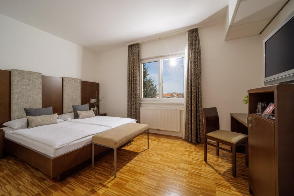 Modernes Hotelzimmer im Toscanina mit Blick in die Umgebung und komfortabler Ausstattung.