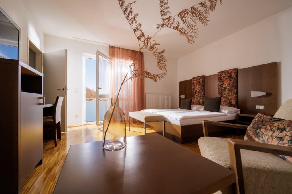 Geräumiges Hotelzimmer bei Toscanina, modern eingerichtet.