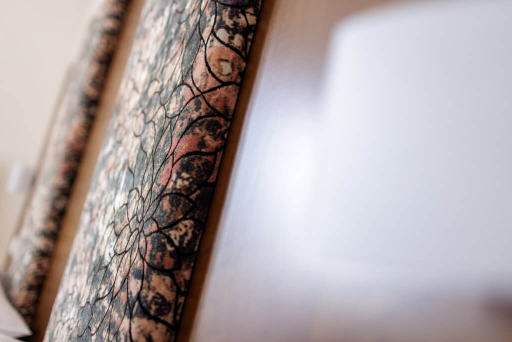 Stilelement im Hotel Toscanina, elegante Betthauptdekoration, stilvolle Inneneinrichtung.