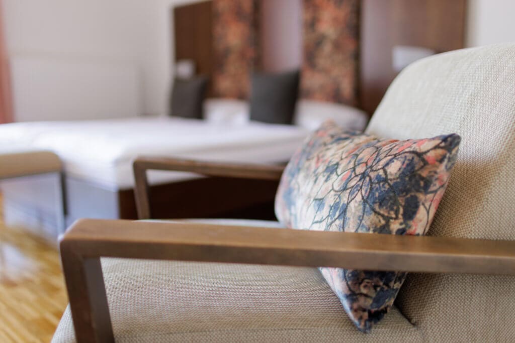 Gemütliches Hotelzimmer im Toscanina mit Sitzbereich und komfortabler Einrichtung.