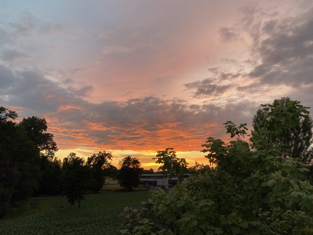 Malerischer Sonnenuntergang über Hotel Toscanina in der Toskana.