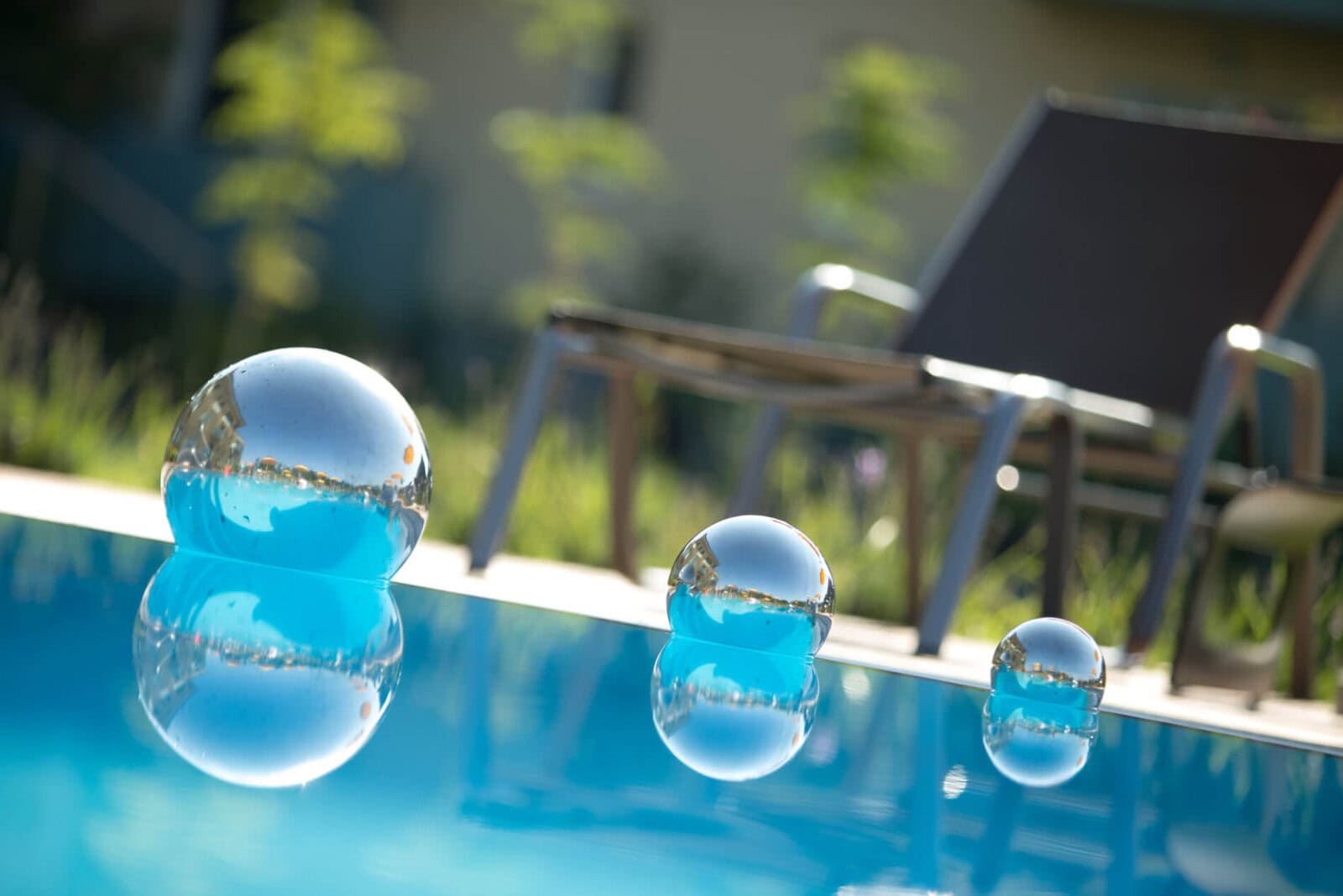 Pool mit Wasserbällen und Liegestühlen im Hotel Toscanina, ideal für Erholung.