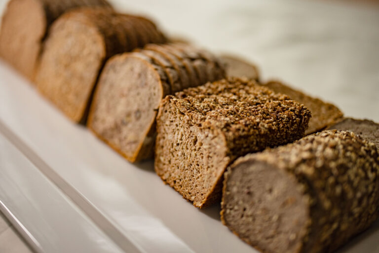 Verschiedene Brotsorten im Hotel Toscanina, ideal für Frühstück und Genuss.